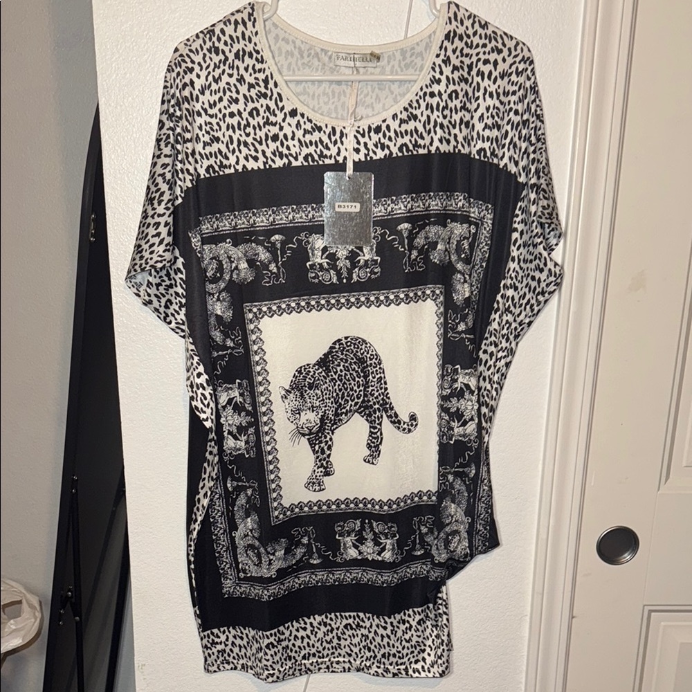 Black and White Dolman Sleeve Graphic Tunic